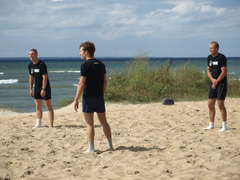 Kolm meest Pirital rannajalgpalli mängimas