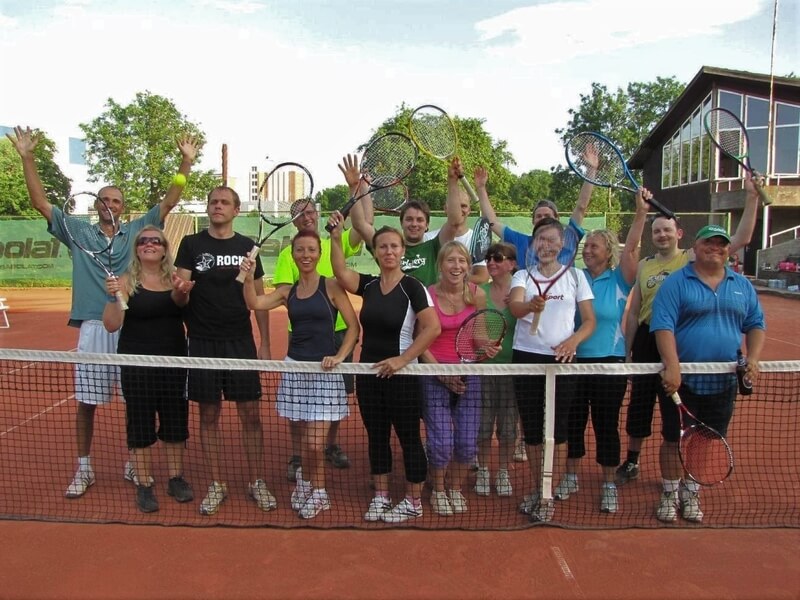 Grupp heatujulisi tenniseentusiaste poseerimas treeningu järel, treenerid Oskar Saarne ja Rain Rõigas