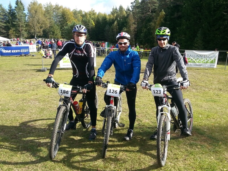 Kolm meesvõistlejat Kõrvemaa rattaralli starti ootamas