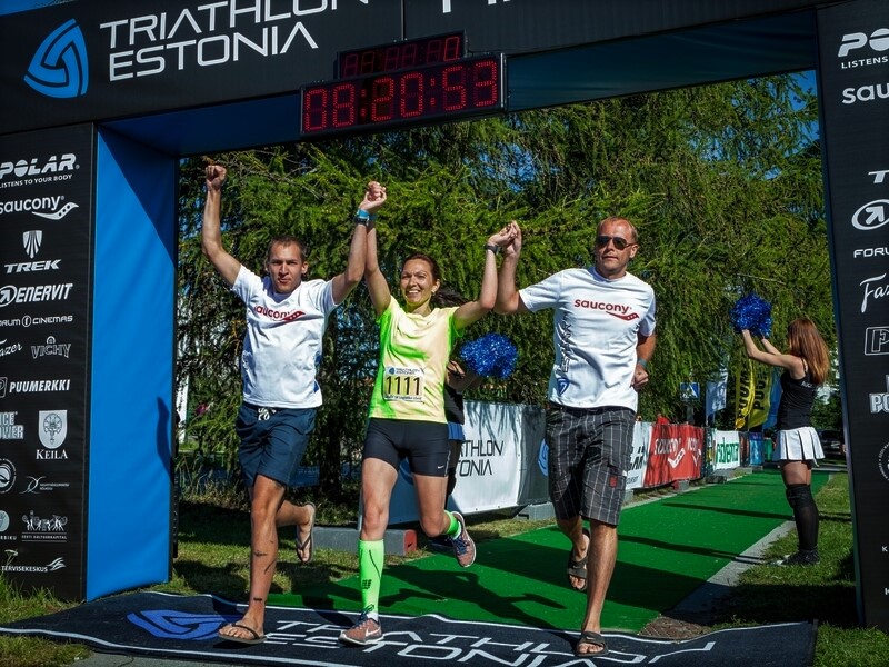 Triatlon Estonial osalev meeskond finišeerimas