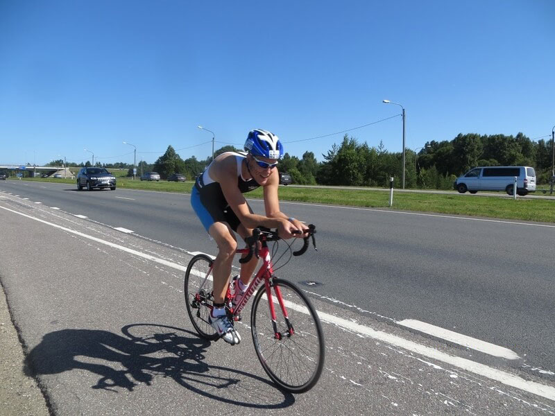 Triatlon Estonial osaleja maanteel rattaga sõitmas