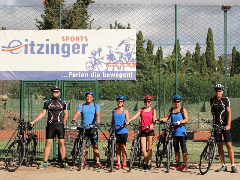 Rattamatkajate grupipilt Hispaanias Eitzinger Sports sildi all