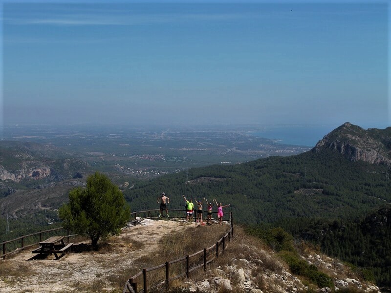 Jalgsimatkajad Hispaania mägedes taustal metsad, mäed ja meri